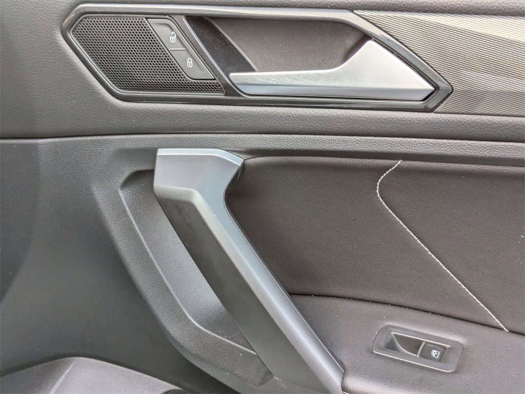 Used 2024 Volkswagen Tiguan SE image 33