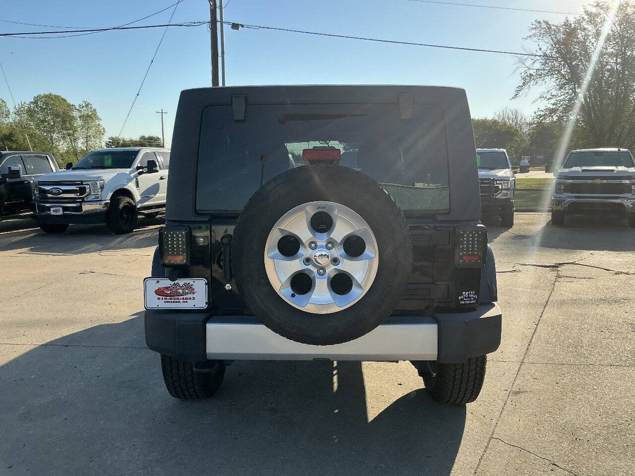 Used 2014 Jeep Wrangler Unlimited Sahara w/ Connectivity Group AWD/4WD image 8