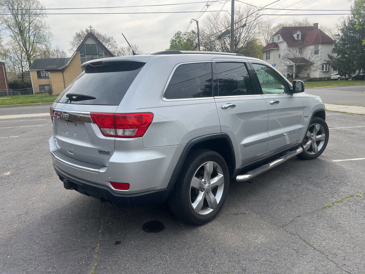 Used 2011 Jeep Grand Cherokee Overland image 3