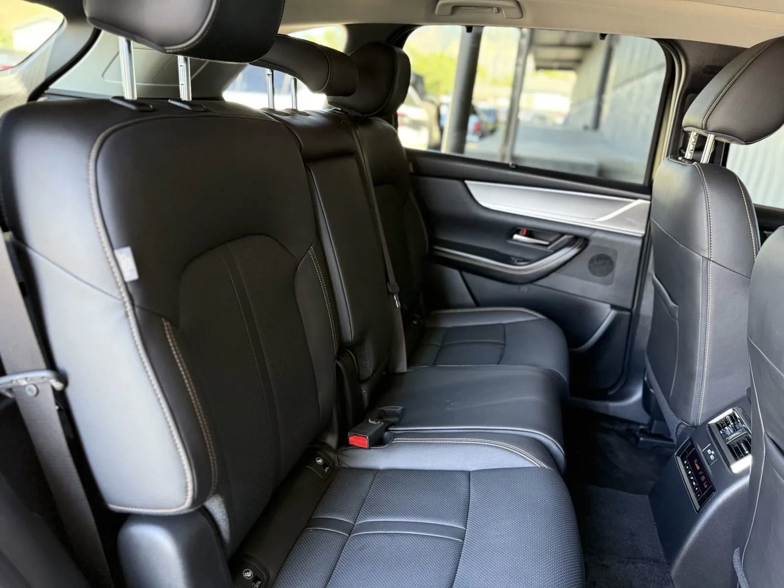 Used 2025 MAZDA CX-70 Plug-In Hybrid w/ Premium Pkg image 17