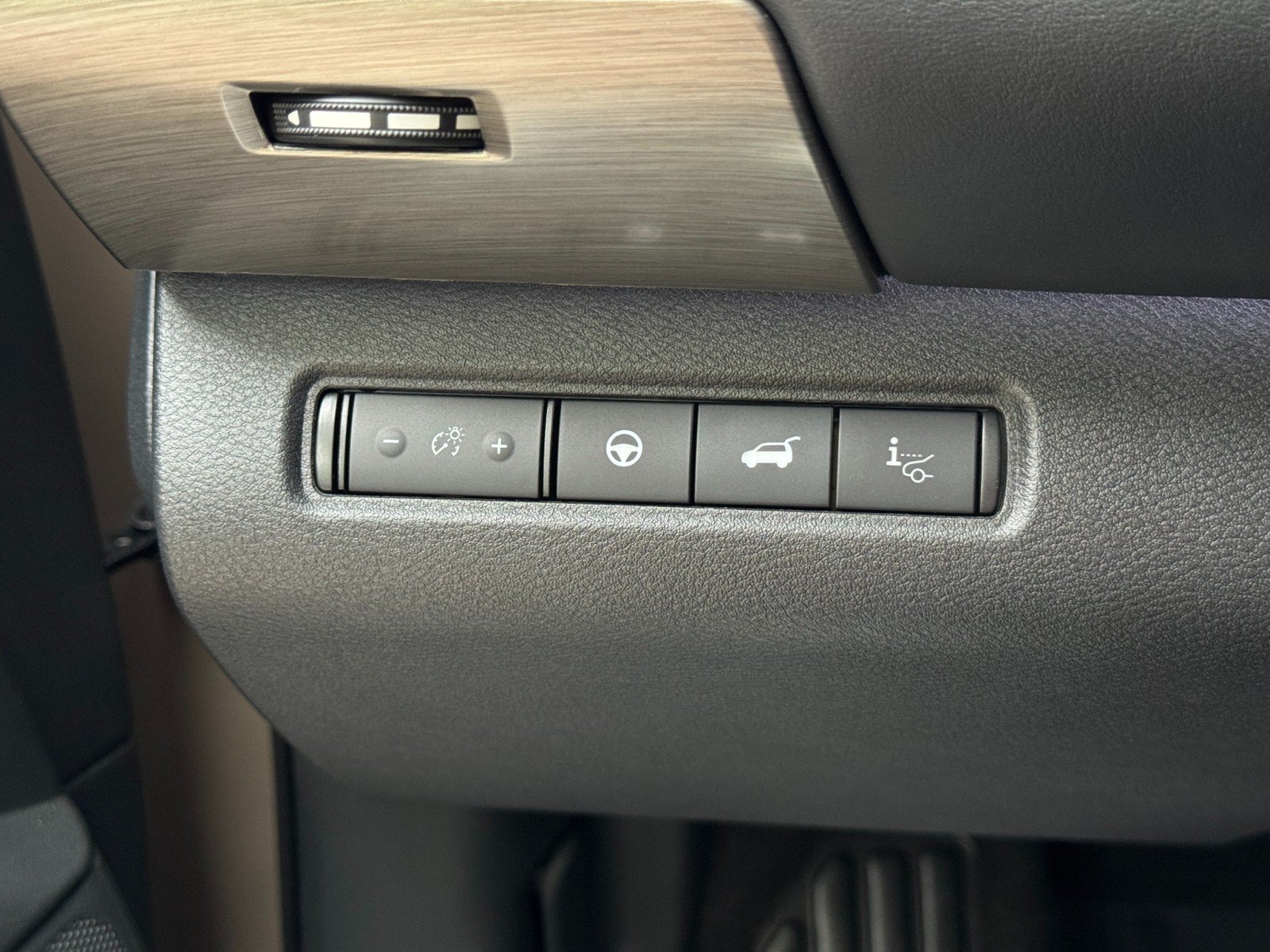 Used 2024 Nissan Pathfinder Platinum FWD image 18