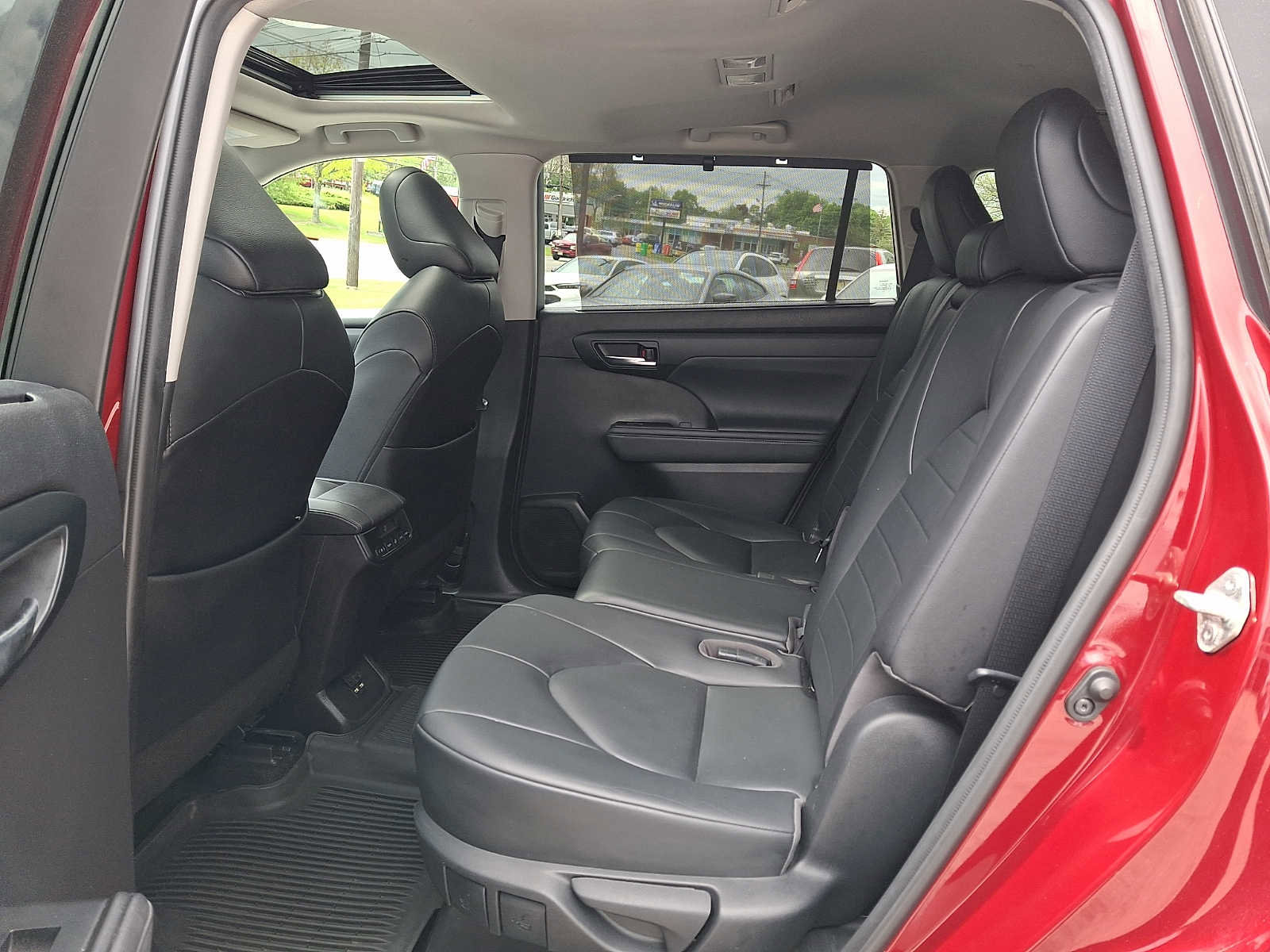 Used 2020 Toyota Highlander XLE AWD/4WD image 10