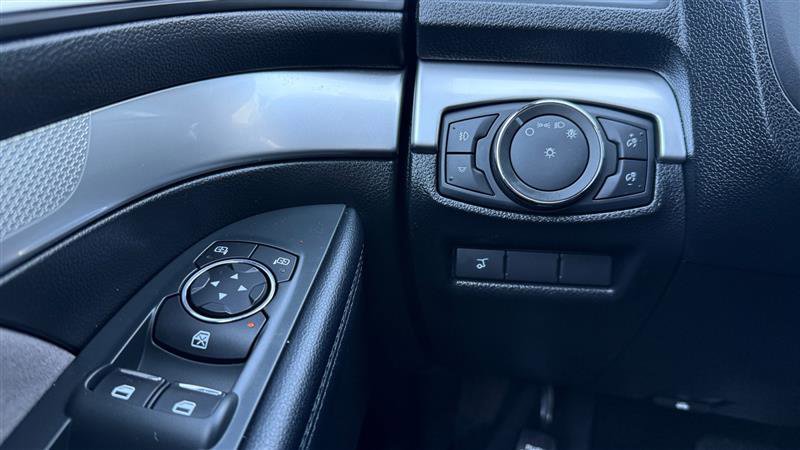 Used 2017 Ford Explorer XLT w/ Equipment Group 202A FWD image 32