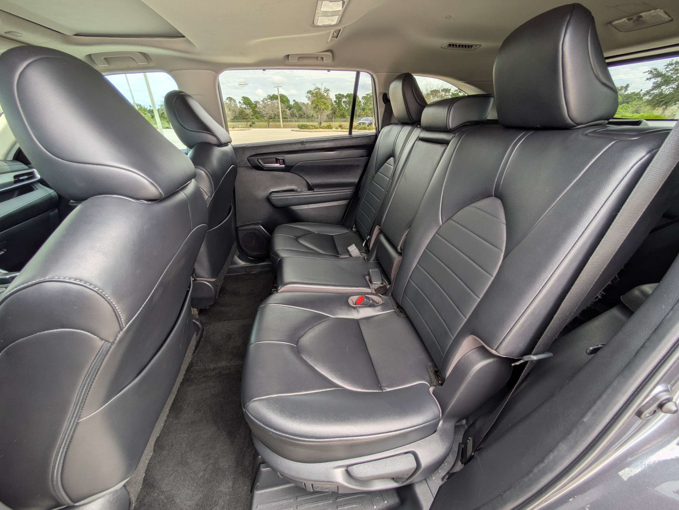 Used 2023 Toyota Highlander XLE FWD image 14