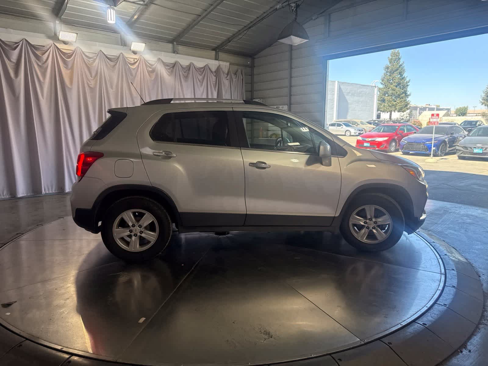 Used 2019 Chevrolet Trax LT w/ LT Convenience Package FWD image 3