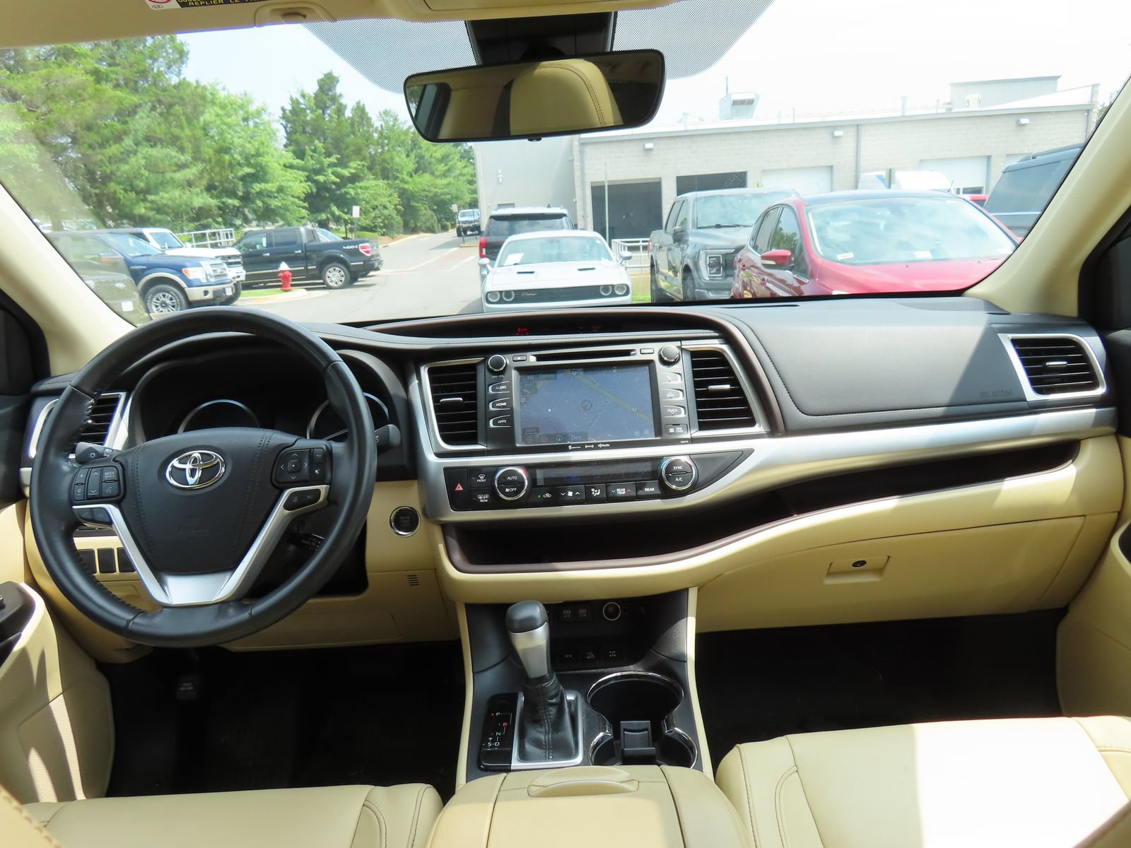 Used 2018 Toyota Highlander XLE w/ Carpet Mat Package (TMS) AWD/4WD image 17