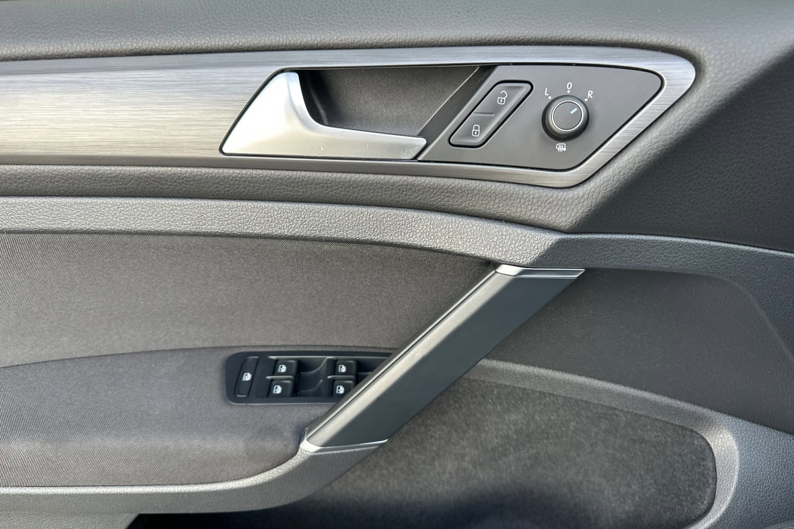 Used 2019 Volkswagen e-Golf SE w/ Driver Assistance Package image 11