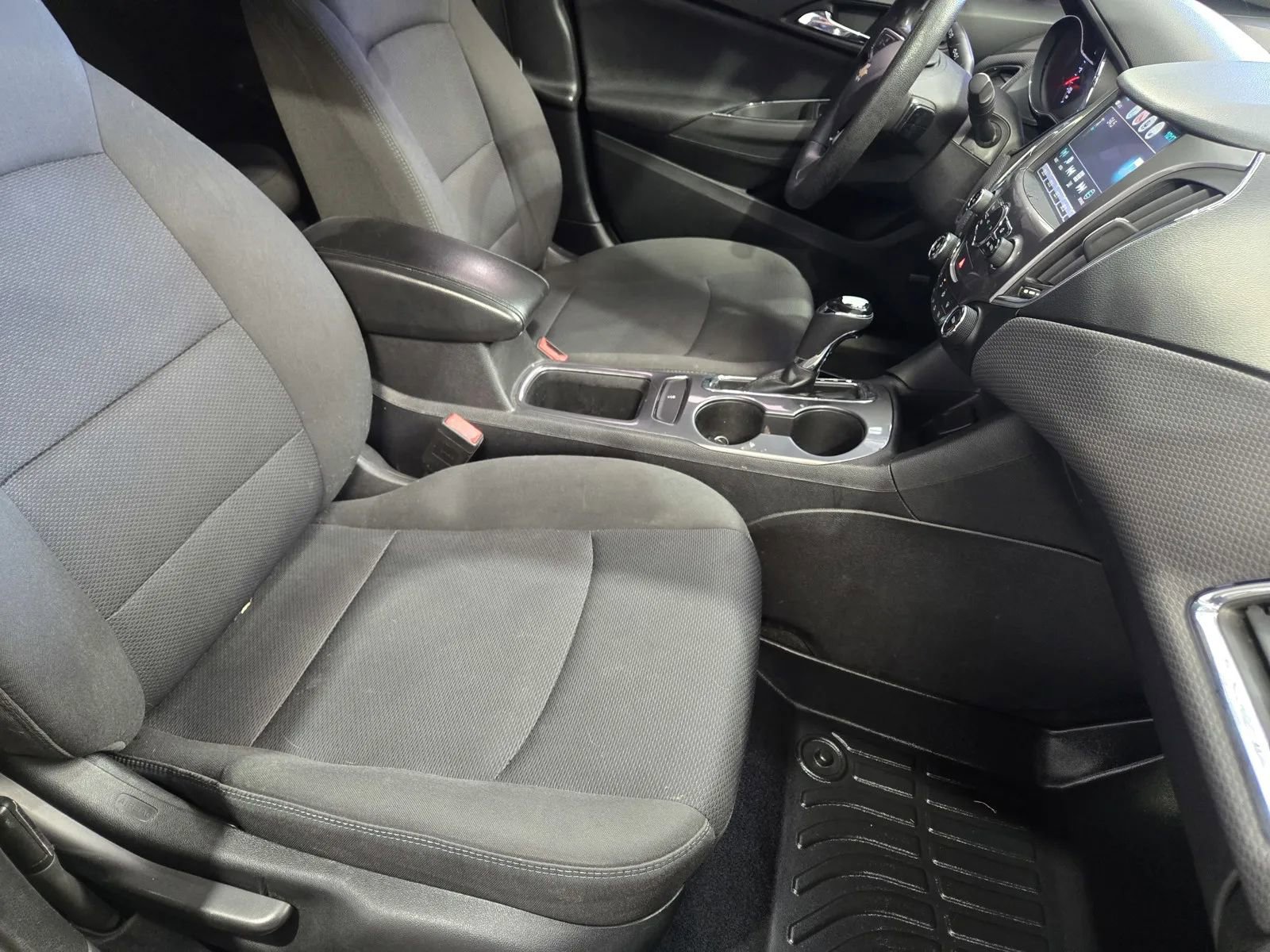 Used 2018 Chevrolet Cruze LT w/ Sun And Sound Package FWD image 7