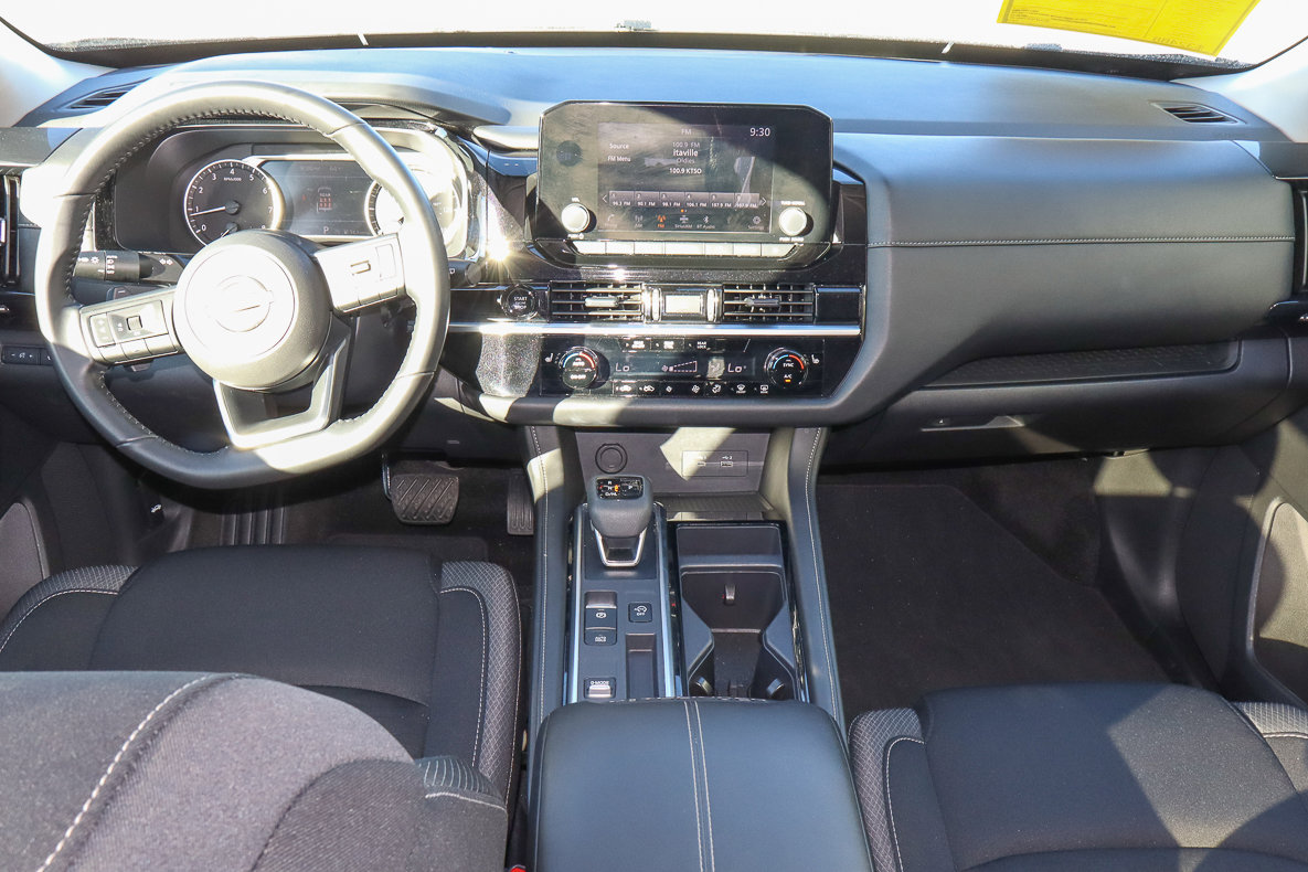 Used 2025 Nissan Pathfinder SV image 11