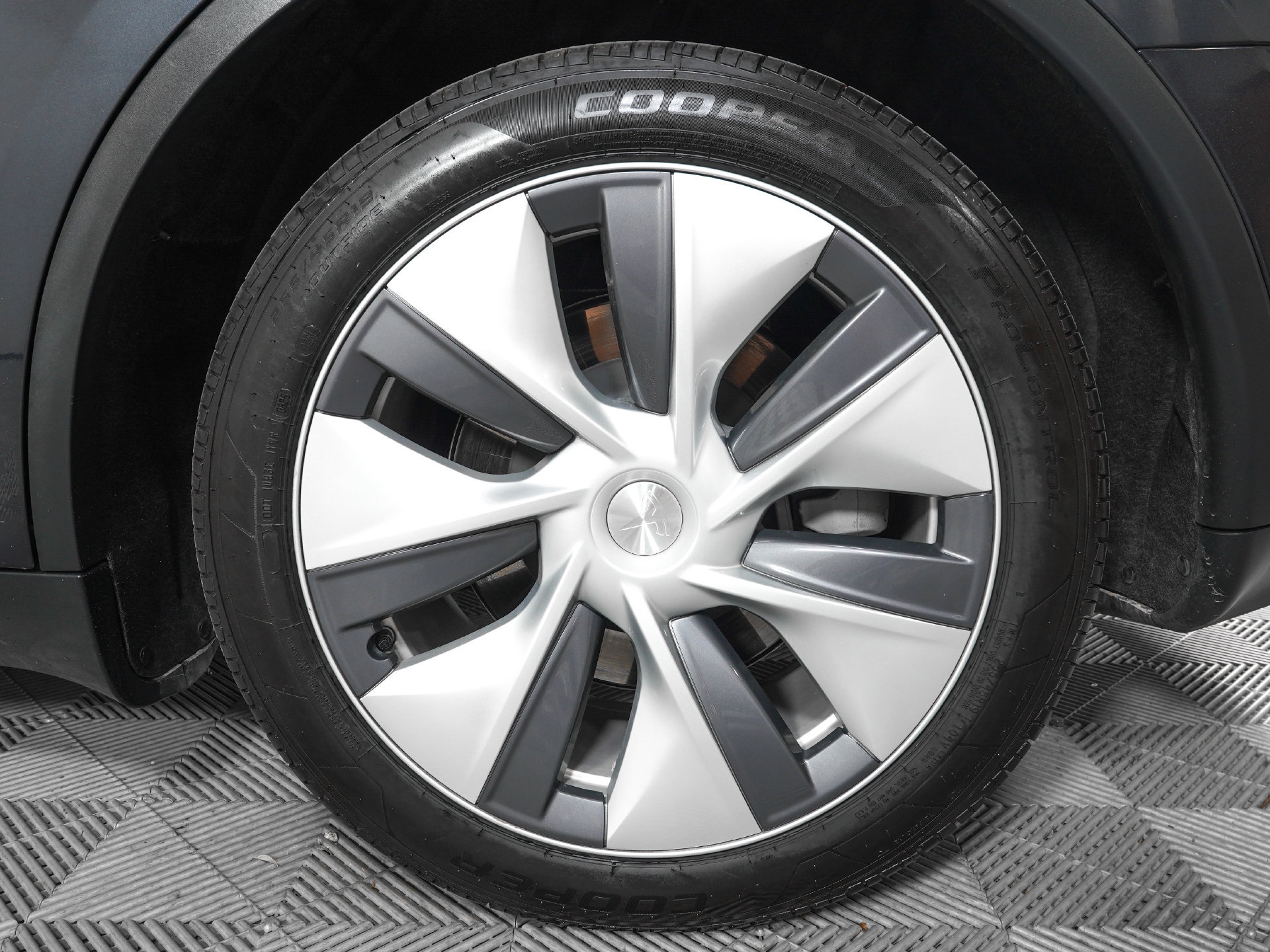 Used 2024 Tesla Model Y Long Range AWD/4WD image 34