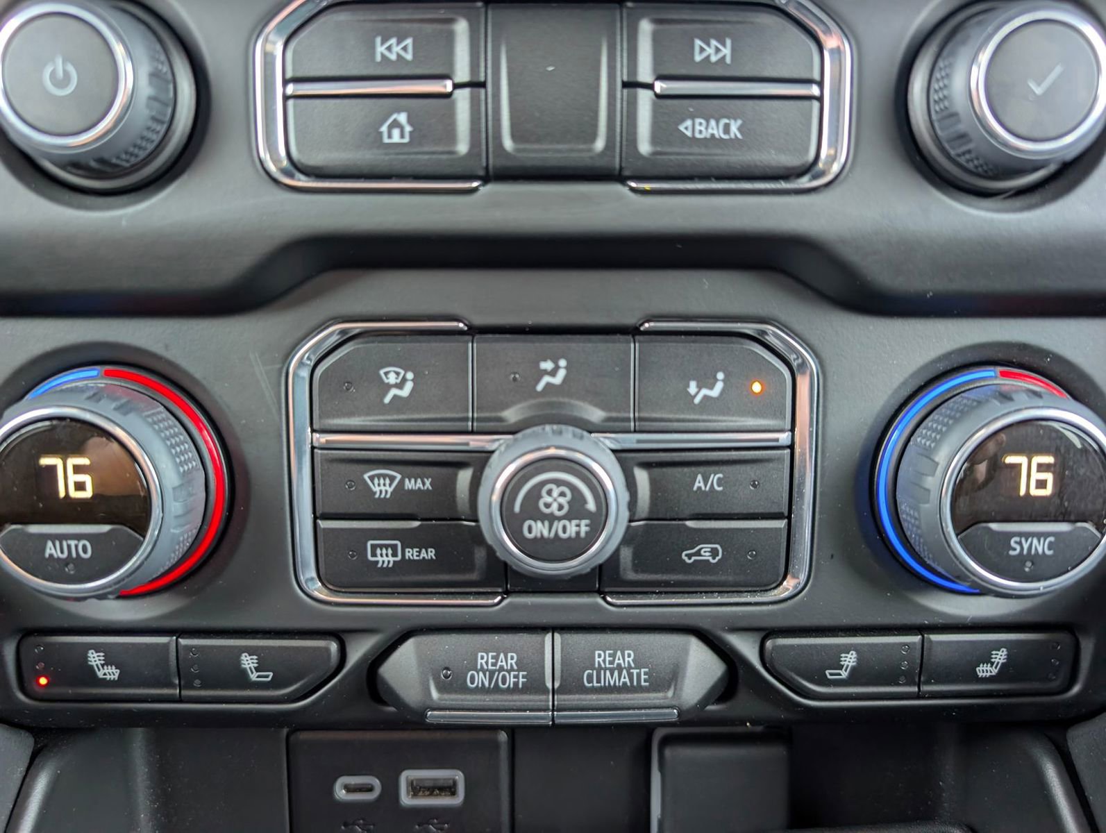 Certified 2023 Chevrolet Suburban Z71 w/ Luxury Package image 29