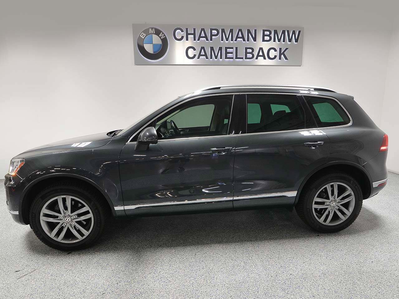 Used 2016 Volkswagen Touareg Sport image 3