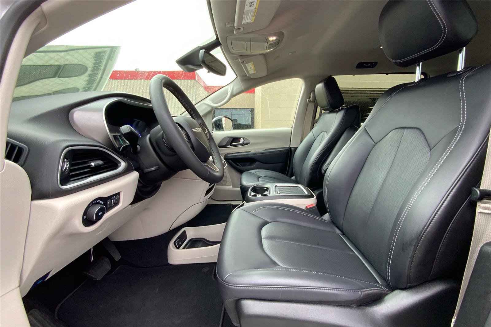 Used 2024 Chrysler Pacifica Touring-L FWD image 10