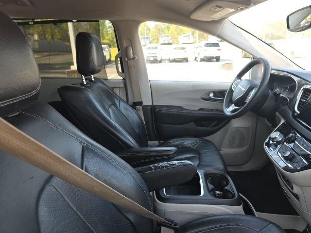 Used 2022 Chrysler Pacifica Touring-L w/ Uconnect Theater Family Group image 9
