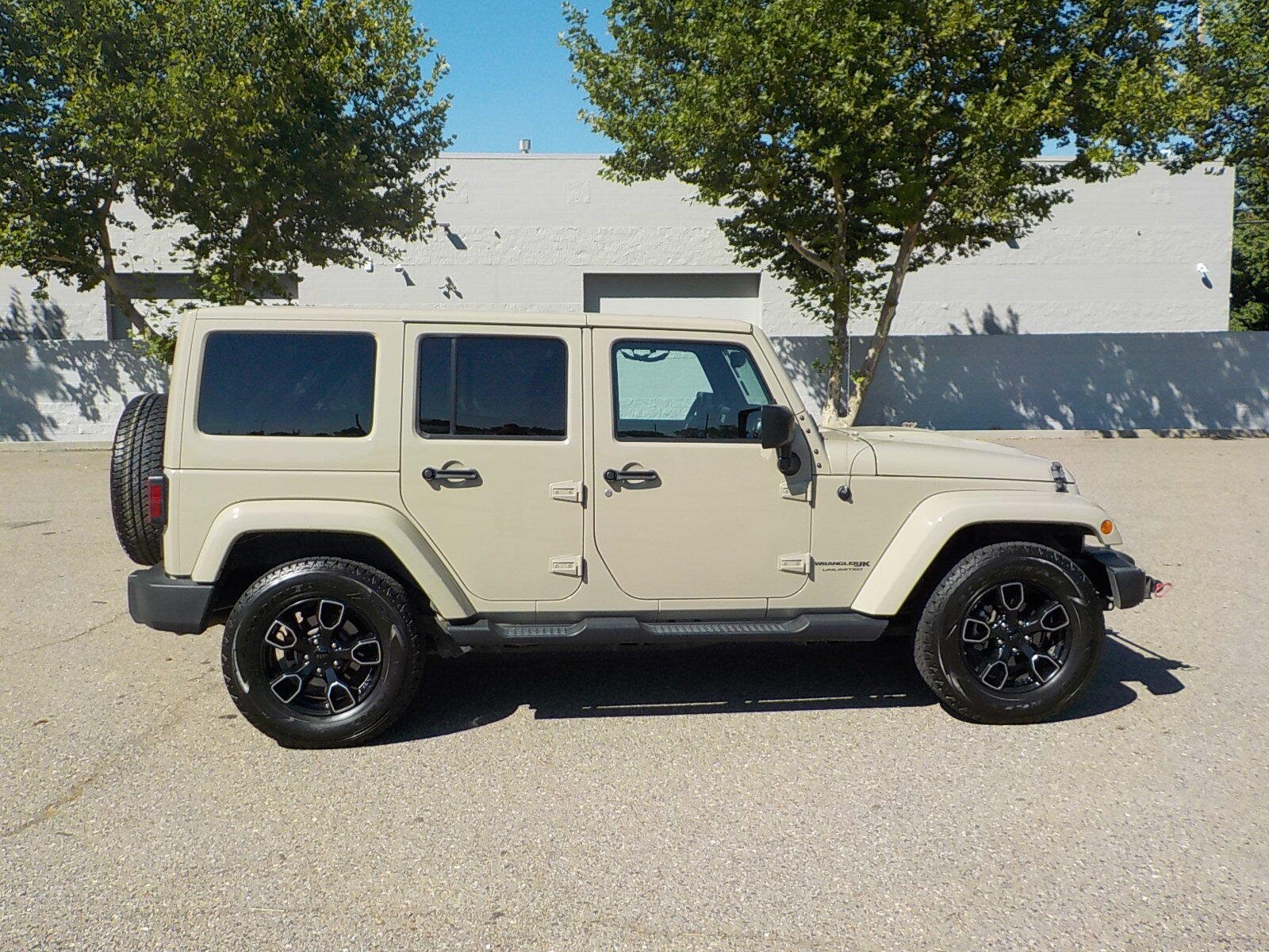 Used 2018 Jeep Wrangler Unlimited Sahara AWD/4WD image 7