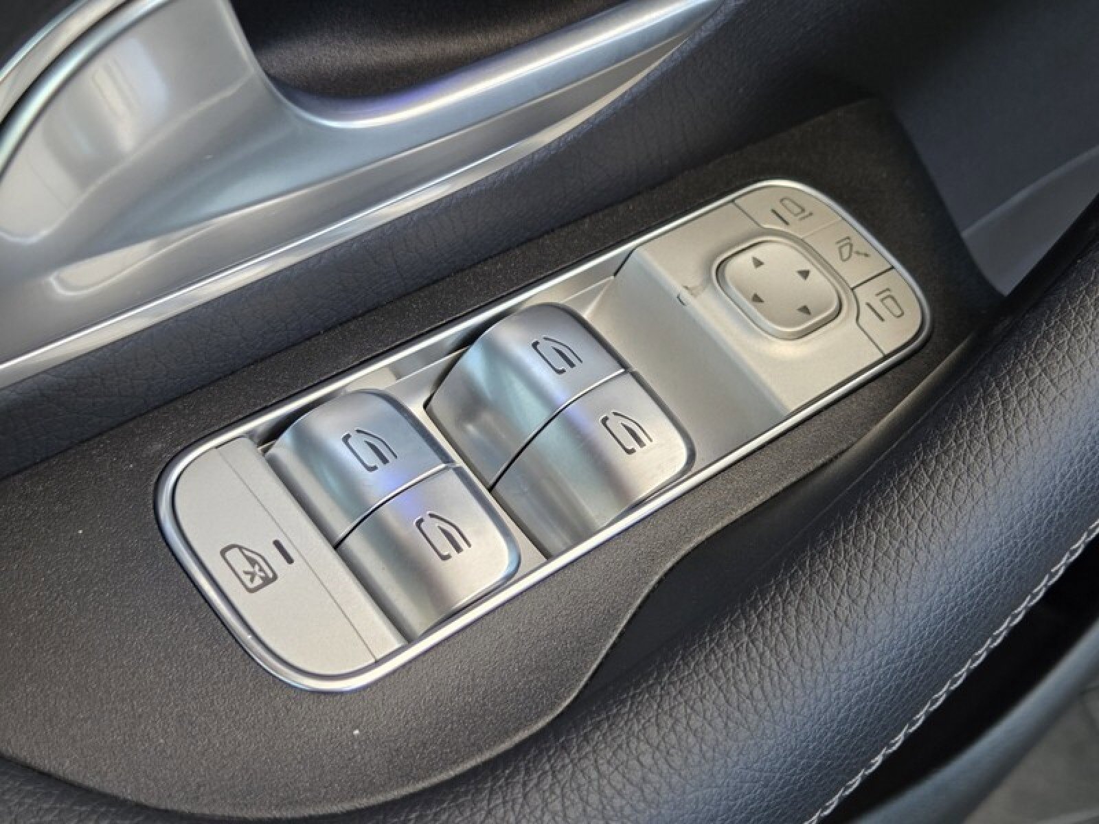 Certified 2025 Mercedes-Benz GLE 350 4MATIC w/ Winter Package image 24