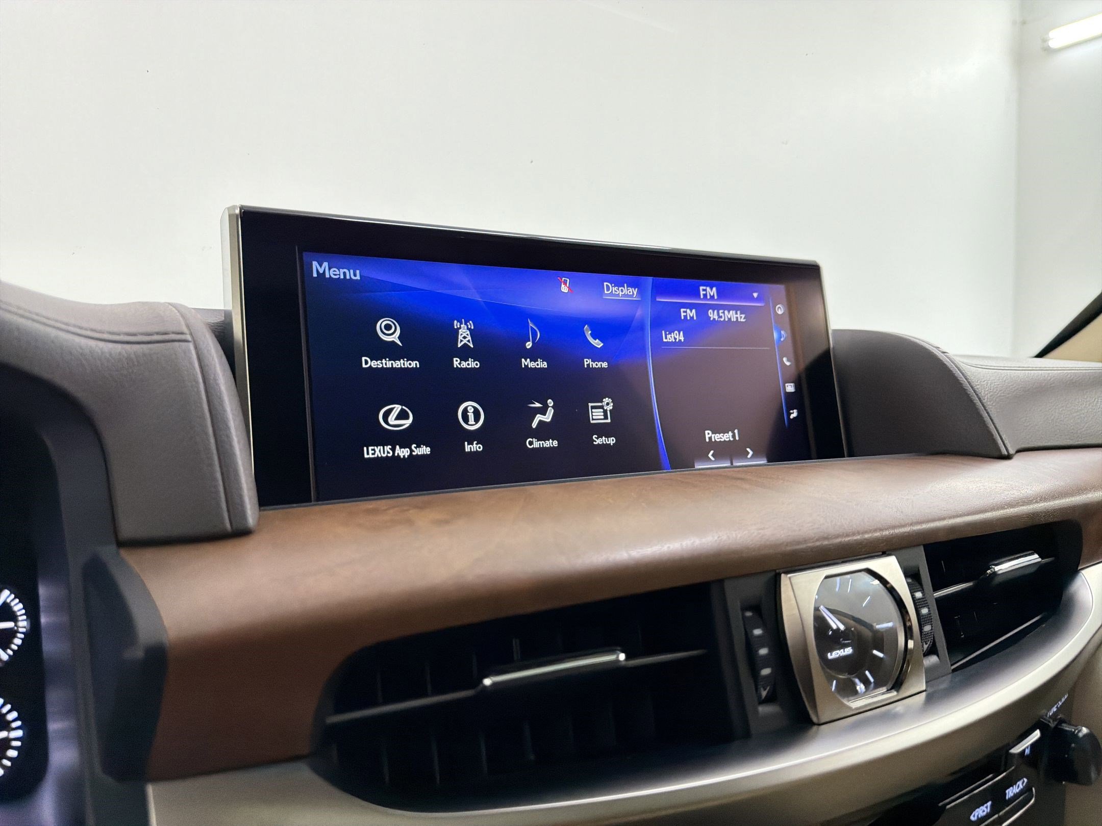Used 2018 Lexus LX 570 4WD w/ Luxury Package image 24