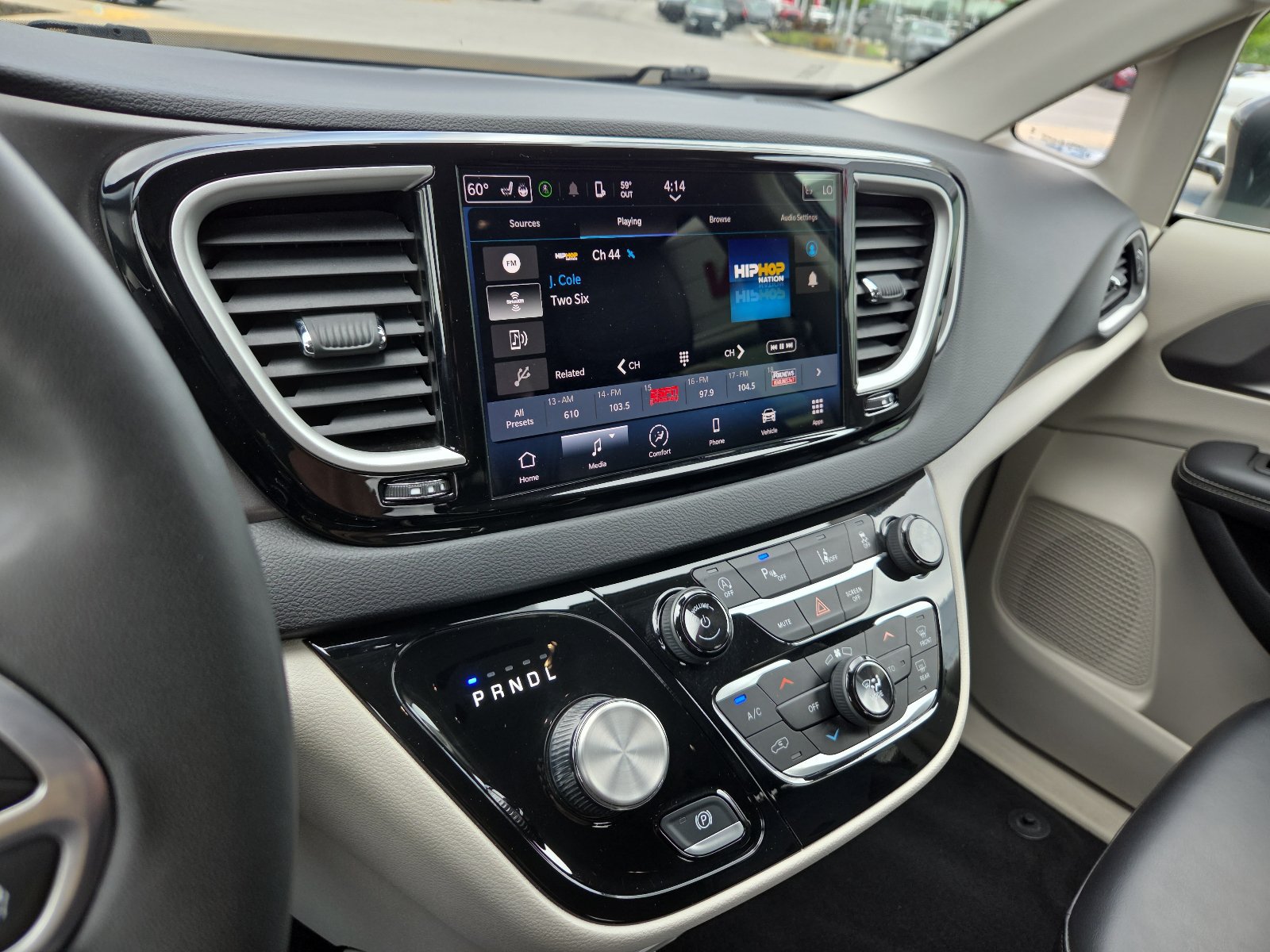 Used 2023 Chrysler Pacifica Touring-L FWD image 16