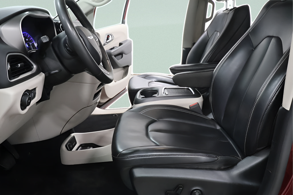 Used 2023 Chrysler Pacifica Touring-L FWD image 21