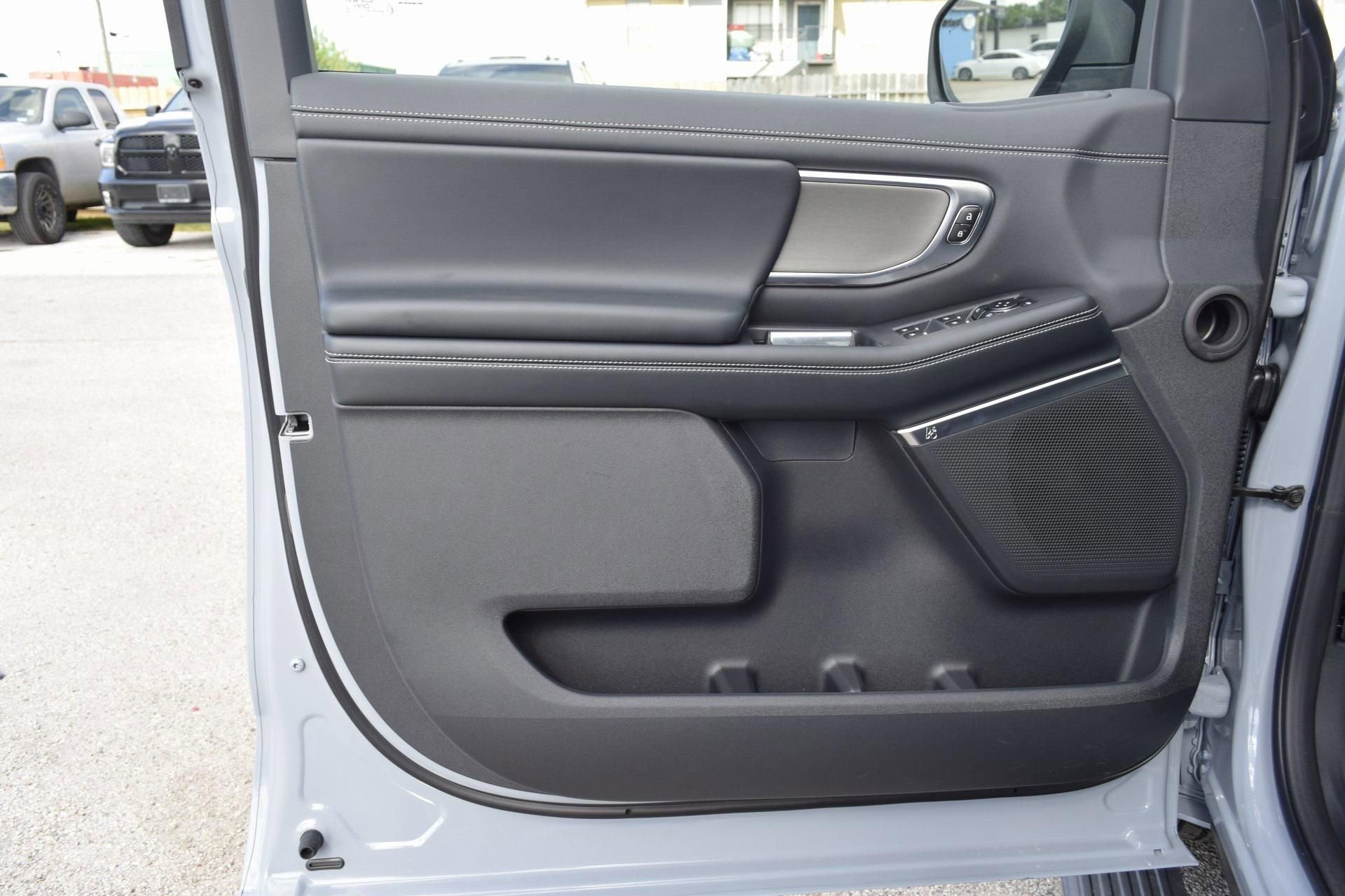 New 2025 Ford Expedition Platinum w/ Driver's Package image 19