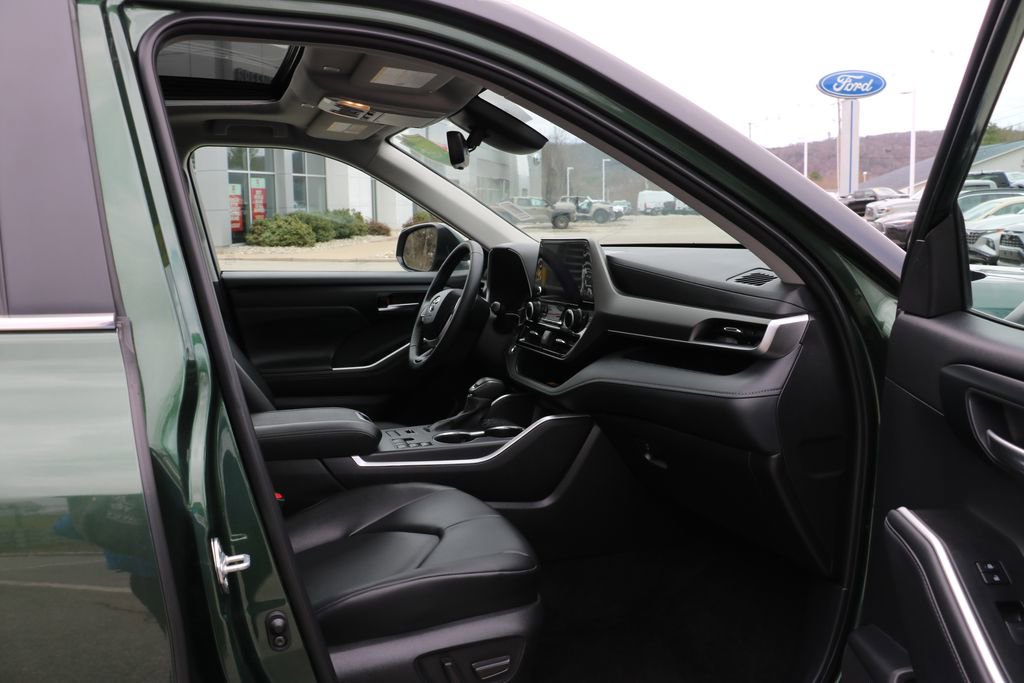 Used 2025 Toyota Highlander XLE AWD/4WD image 23
