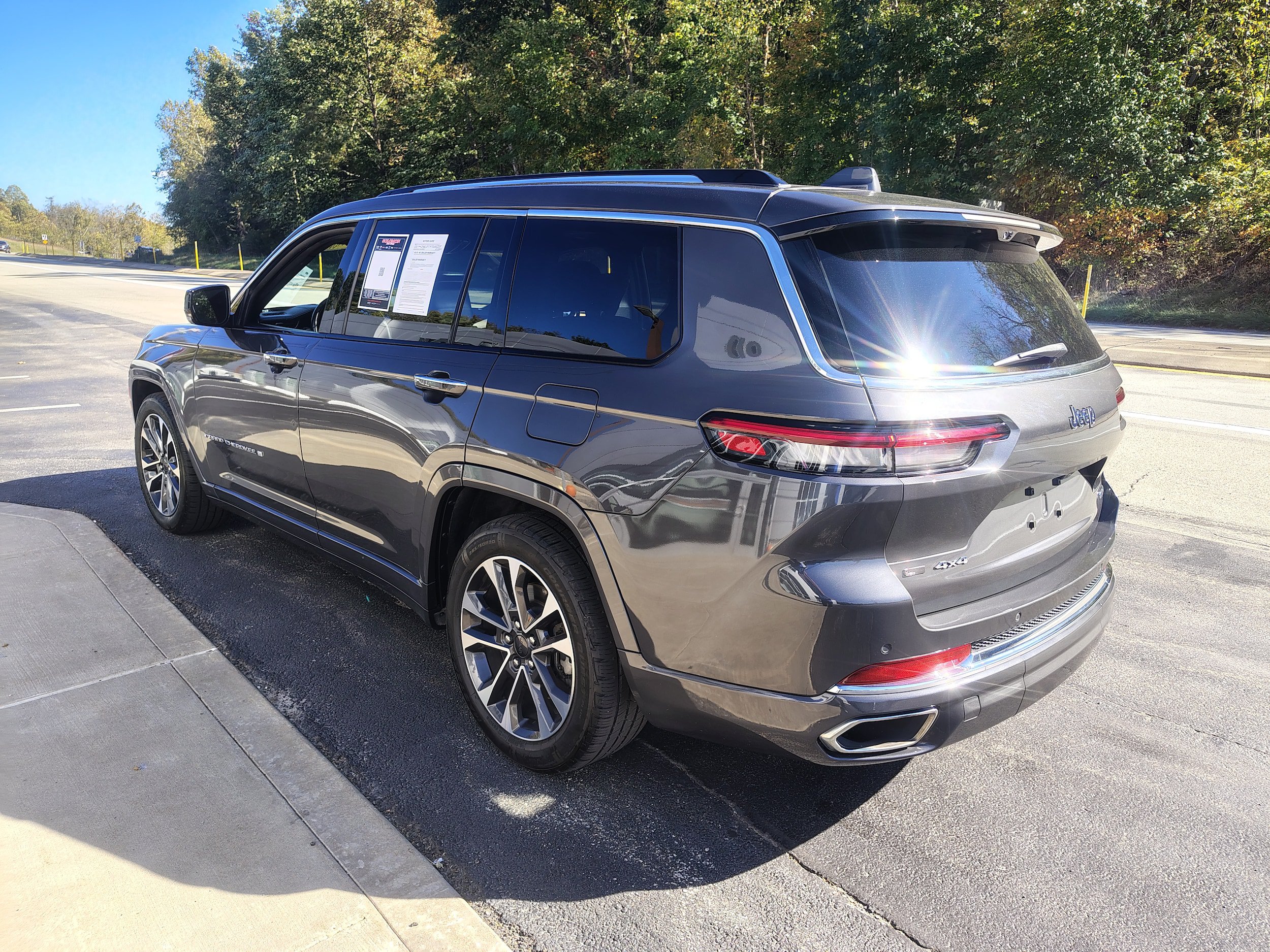 Certified 2022 Jeep Grand Cherokee L Overland w/ Luxury Tech Group IV AWD/4WD image 7
