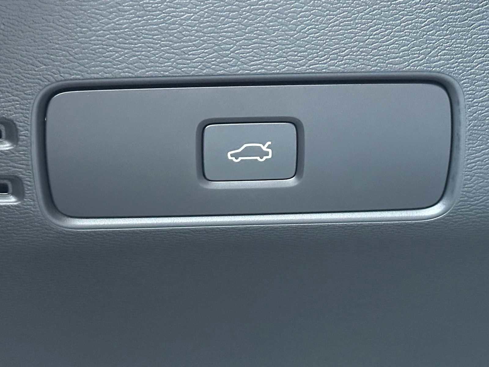 Used 2025 Volvo XC40 B5 Ultra w/ Climate Package image 32