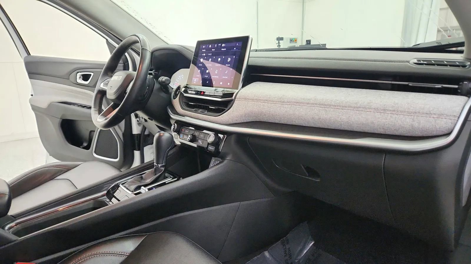 Used 2022 Jeep Compass Latitude image 36