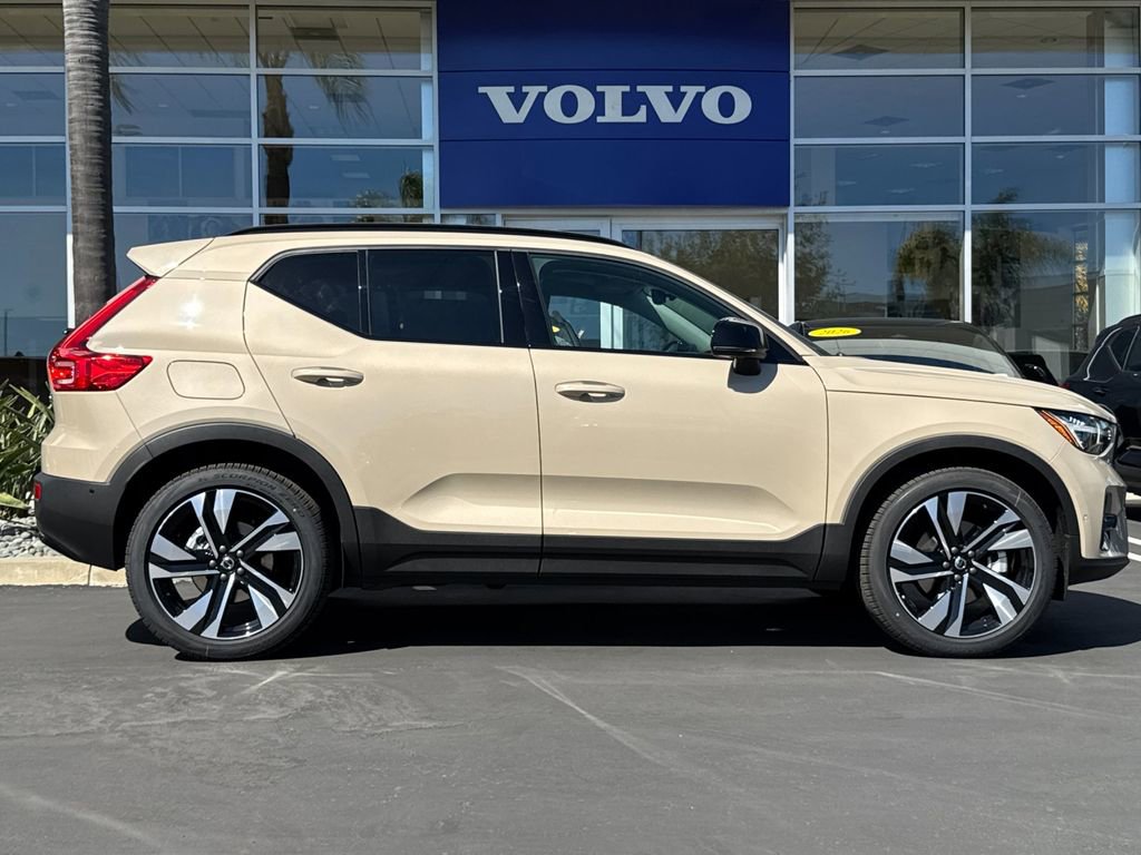 New 2026 Volvo XC40 B5 Plus w/ Climate Package image 6