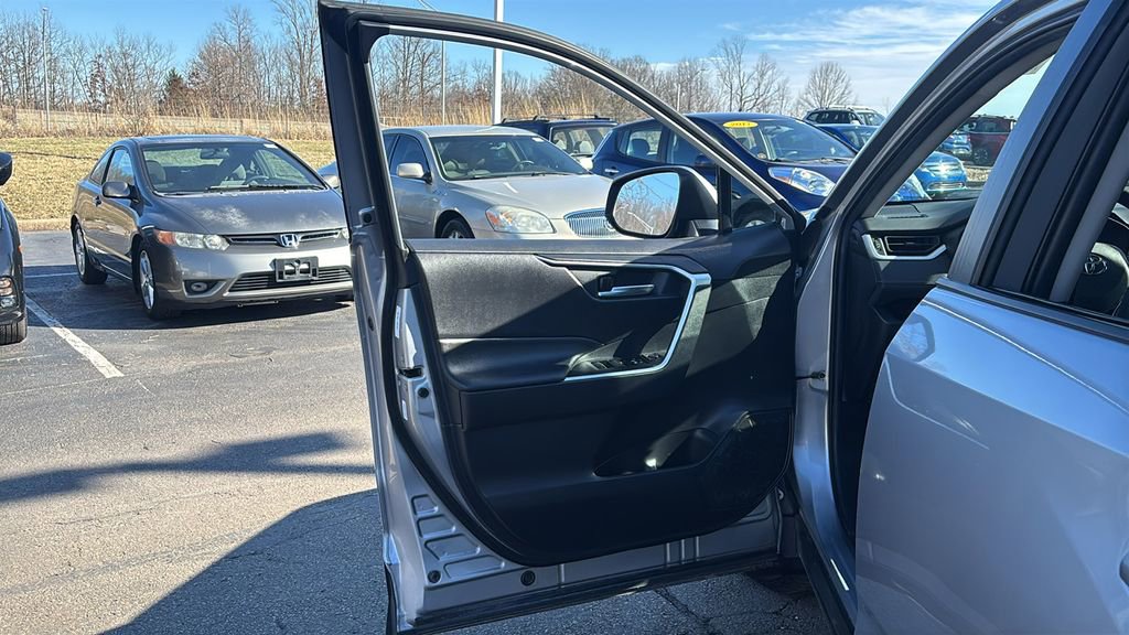 Used 2022 Toyota RAV4 XLE w/ Convenience Package image 11