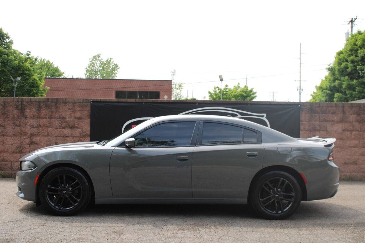 Used 2019 Dodge Charger SXT image 2