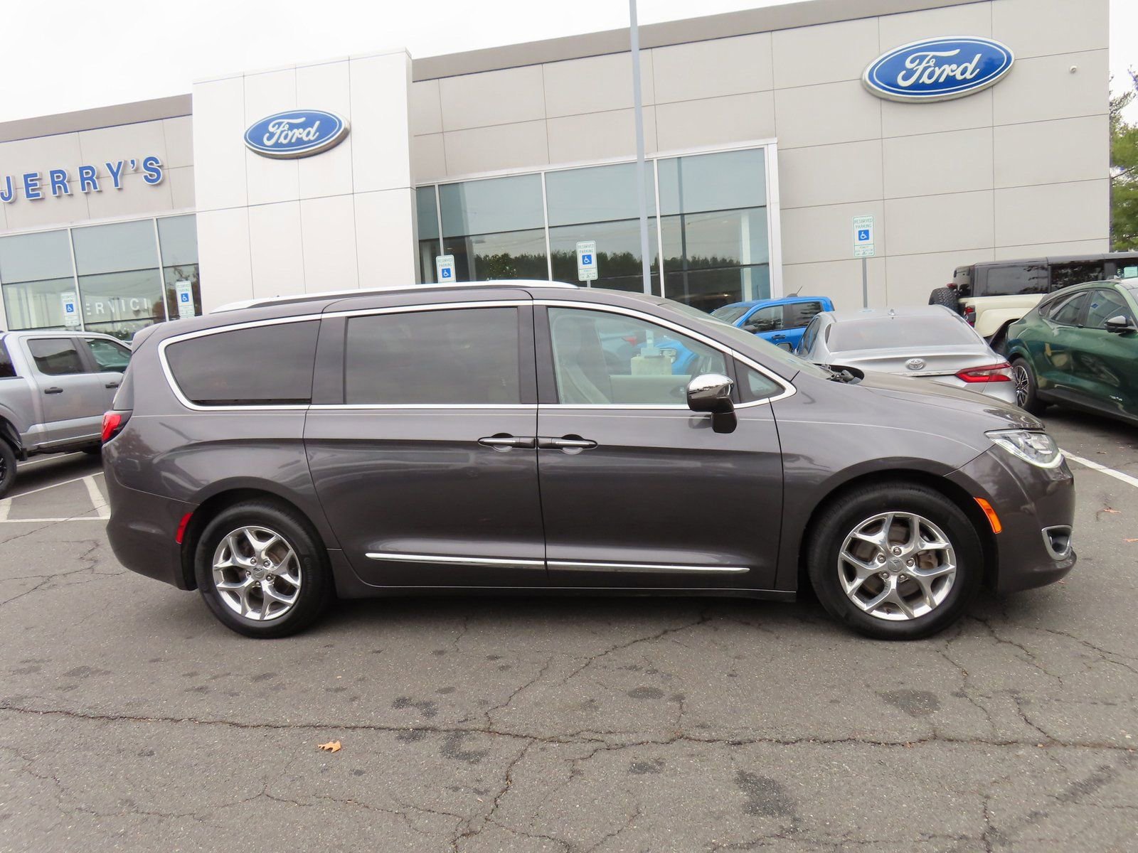 Used 2017 Chrysler Pacifica Limited image 4