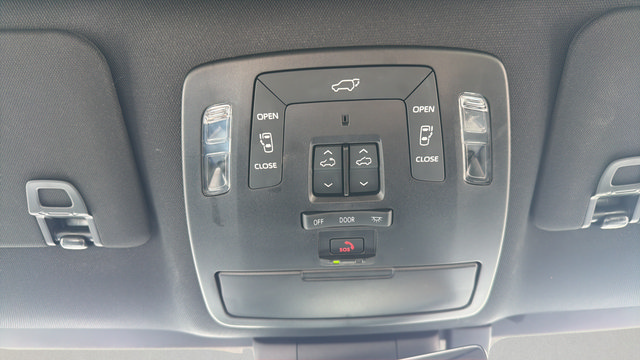 Used 2025 Toyota Sienna Platinum AWD/4WD image 25