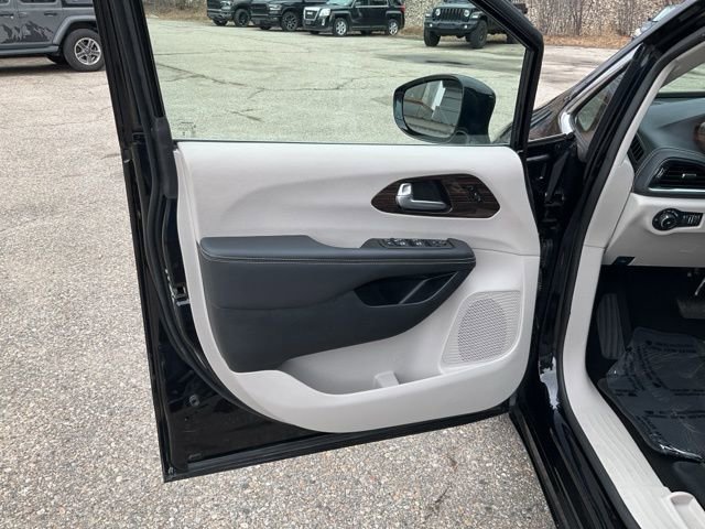 Used 2024 Chrysler Pacifica Limited image 13