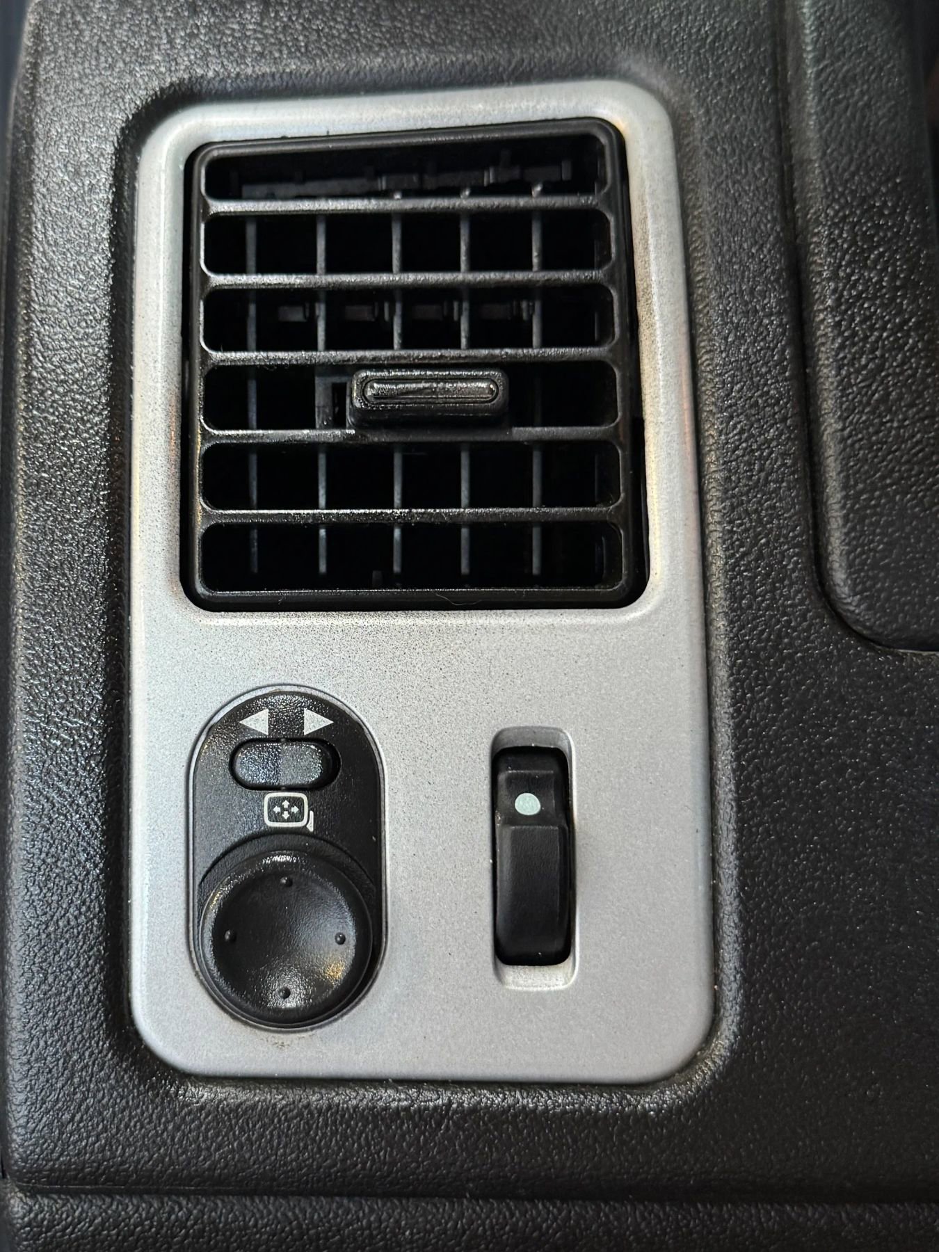 Used 2008 Pontiac Torrent 2WD image 15