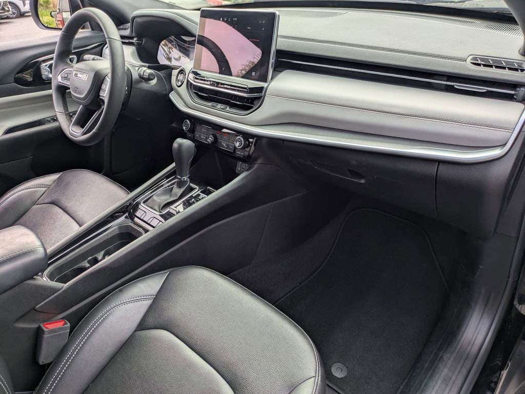 Used 2025 Jeep Compass Limited image 30