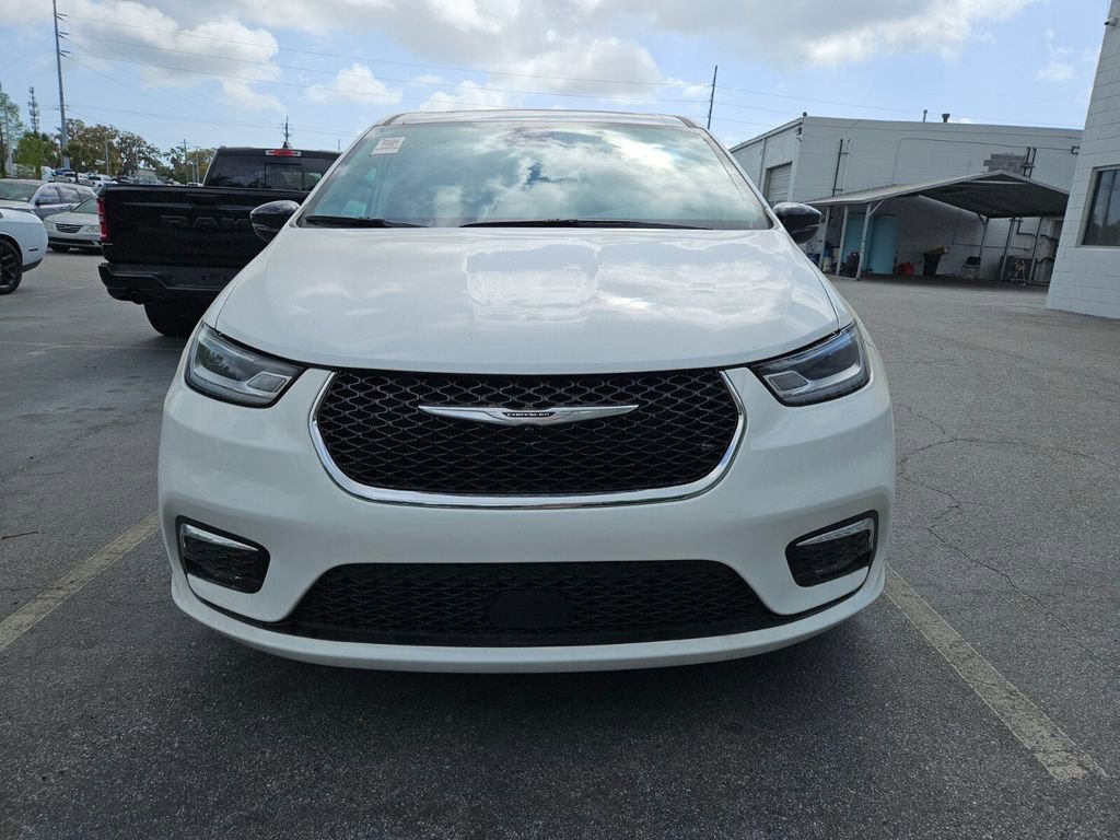 Used 2024 Chrysler Pacifica Limited image 3