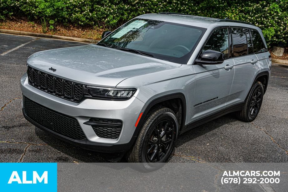 Used 2025 Jeep Grand Cherokee Altitude AWD/4WD image 14