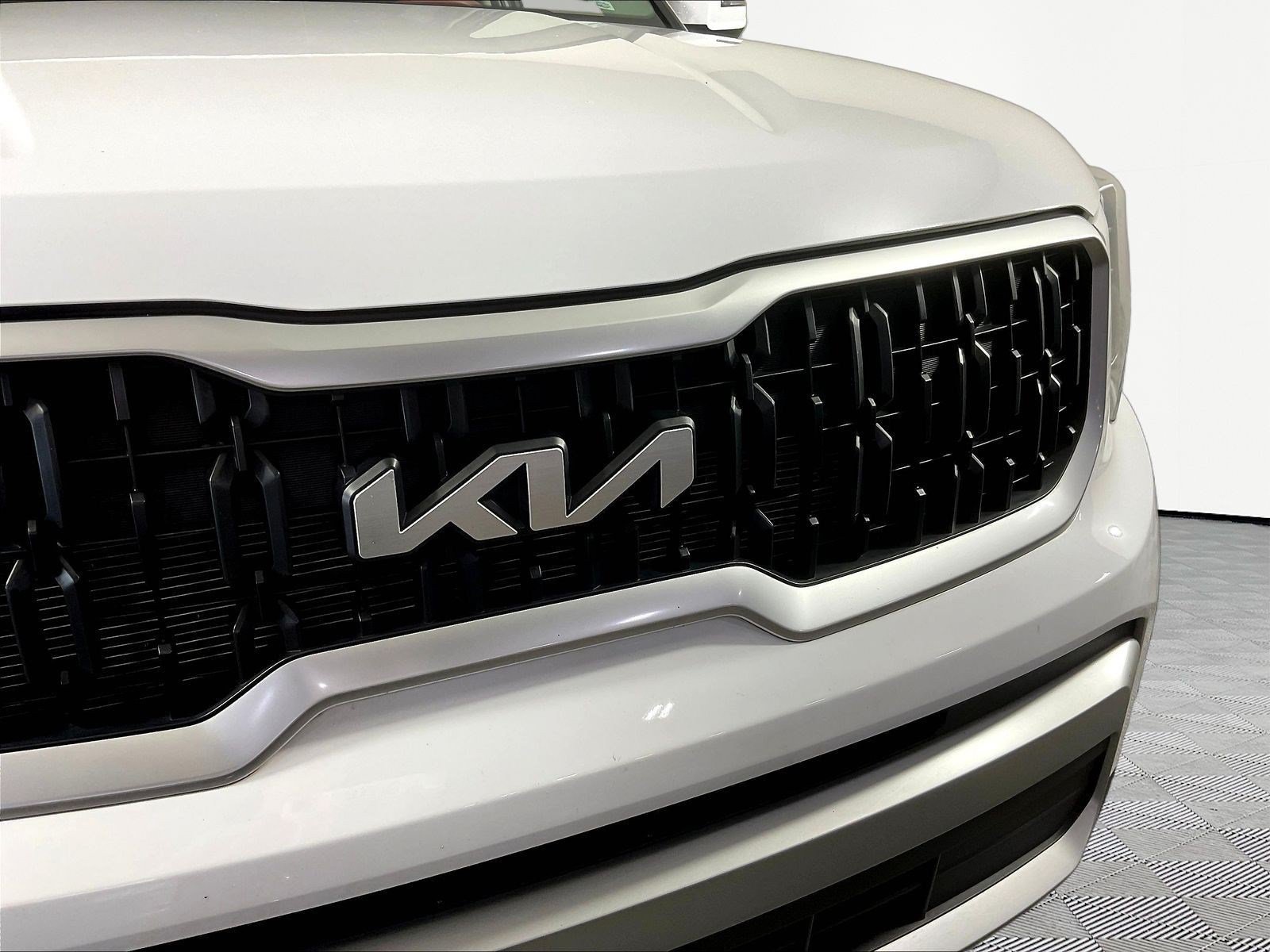 Certified 2024 Kia Telluride LX FWD image 33