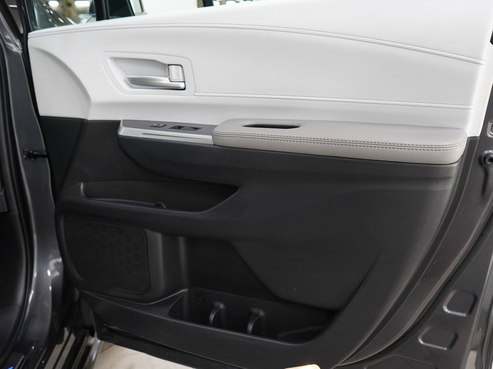 Used 2025 Toyota Sienna XLE w/ XLE Plus Package AWD/4WD image 9
