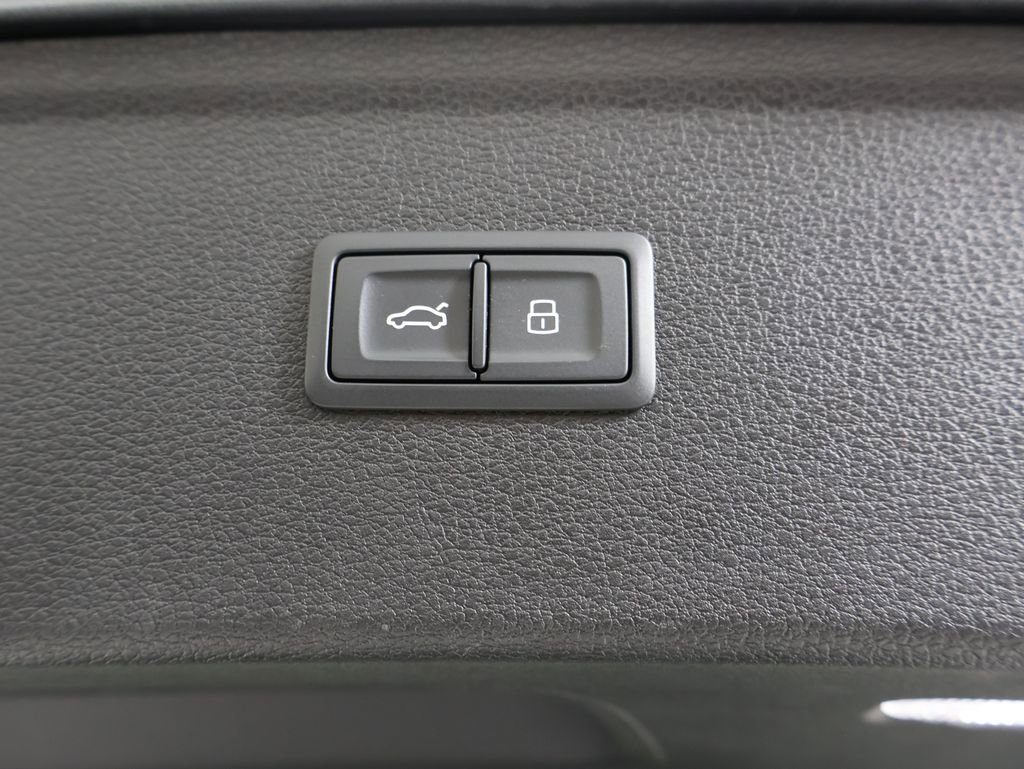Used 2024 Audi Q5 e Premium w/ Convenience Package image 15