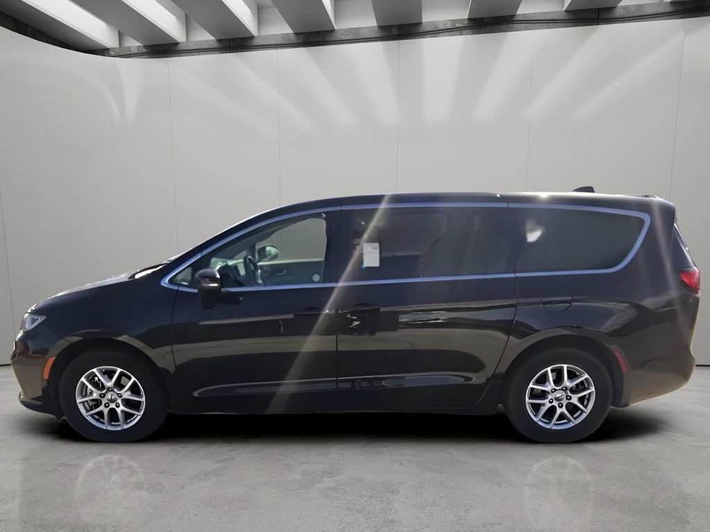 Used 2023 Chrysler Pacifica Touring-L image 11