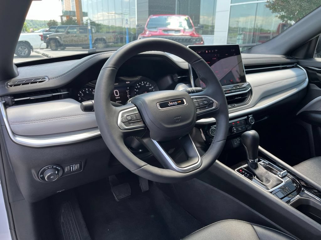 Used 2025 Jeep Compass Limited AWD/4WD image 7