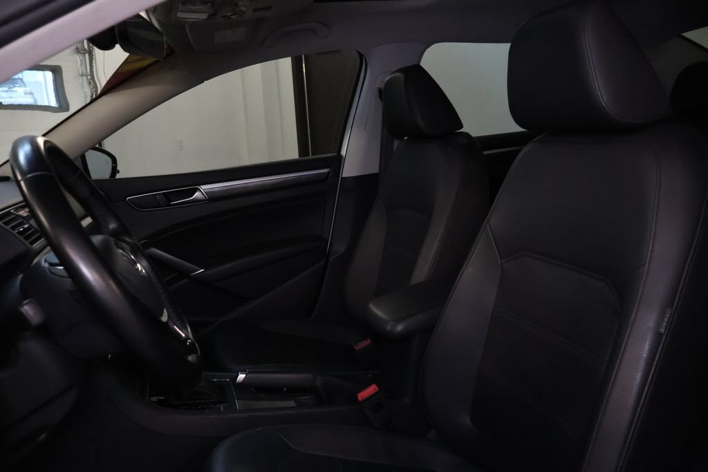Used 2018 Volkswagen Passat 2.0T SE FWD image 15