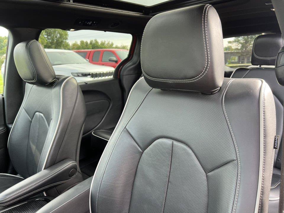 Used 2026 Chrysler Pacifica Limited FWD image 17