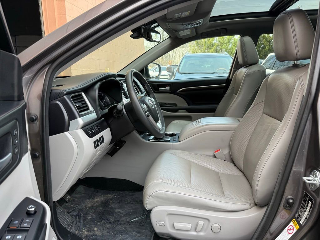 Used 2016 Toyota Highlander Limited Platinum AWD/4WD image 9