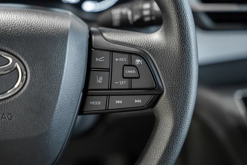 Used 2025 Toyota Sienna LE FWD image 26