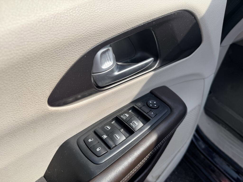 Used 2017 Chrysler Pacifica Touring image 12