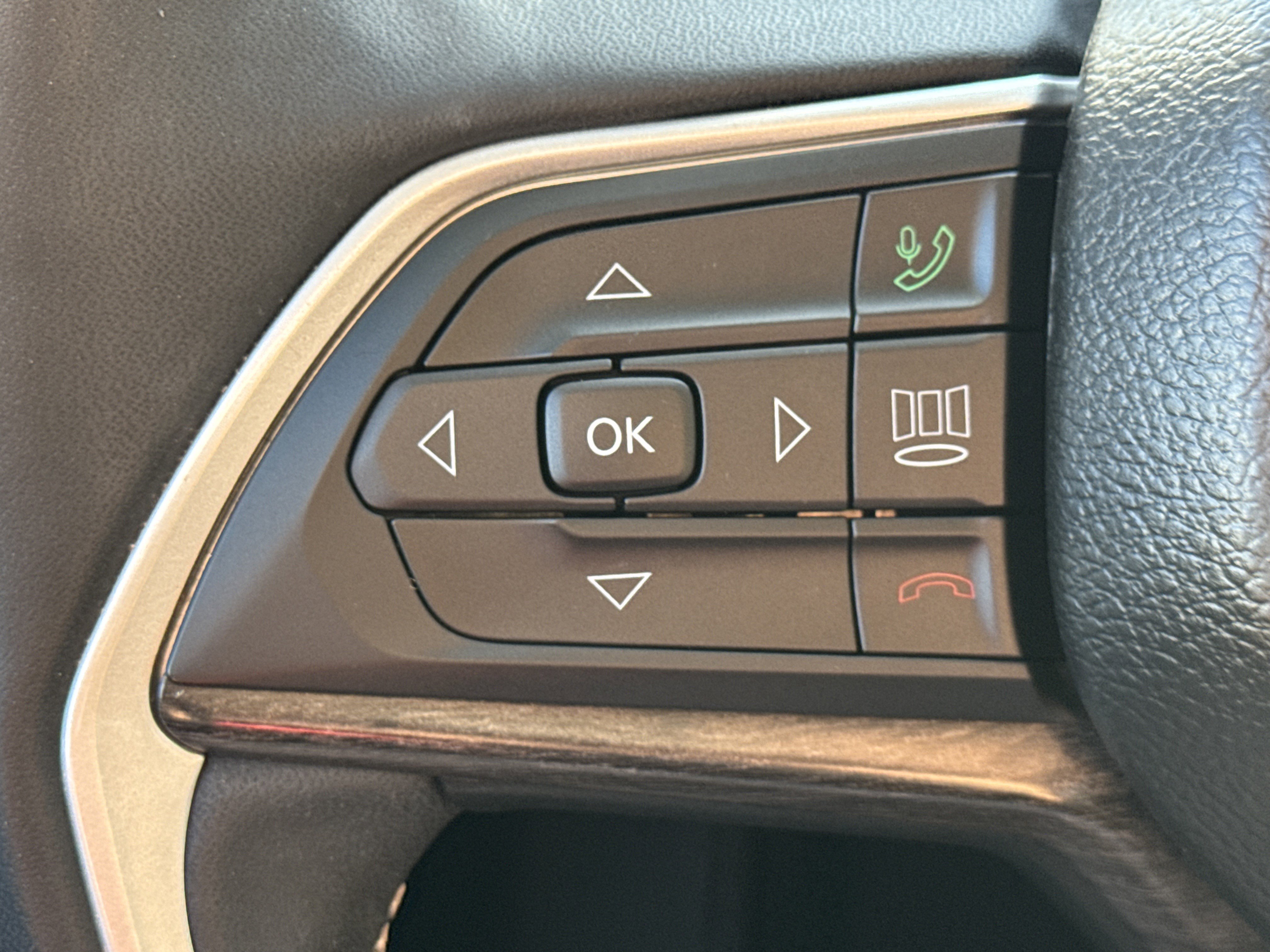 Used 2023 Jeep Grand Cherokee L Limited w/ Luxury Tech Group II image 24