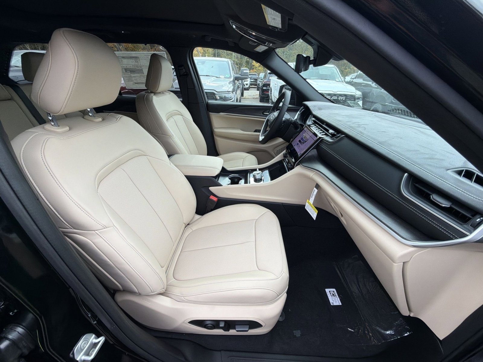 New 2025 Jeep Grand Cherokee Limited w/ Luxury Tech Group II image 27